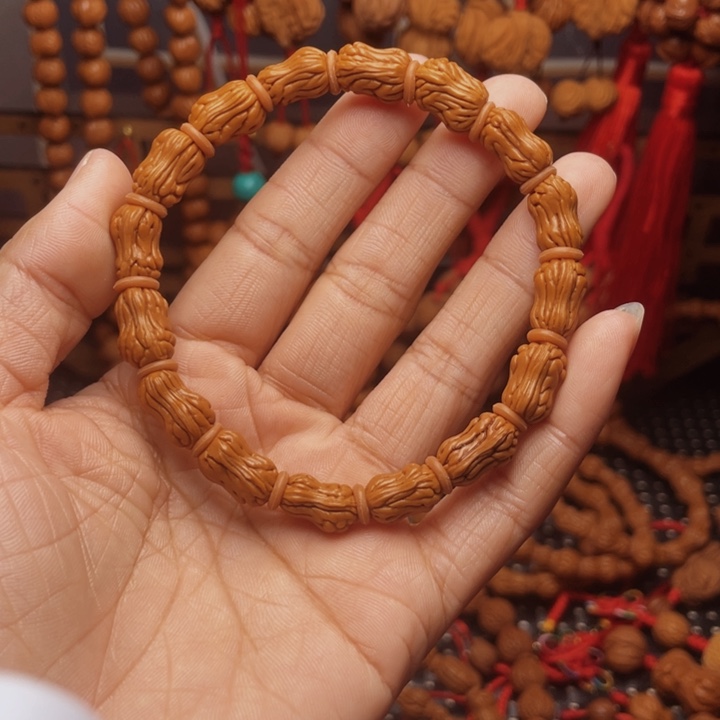 原***一木质类龙纹桃枭挂件