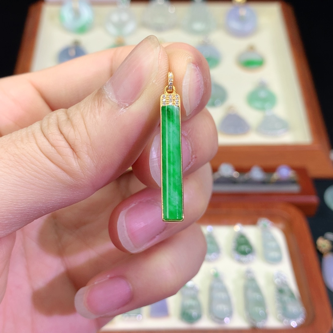 翡翠颈饰18K金镶嵌天然a货翡翠吊坠