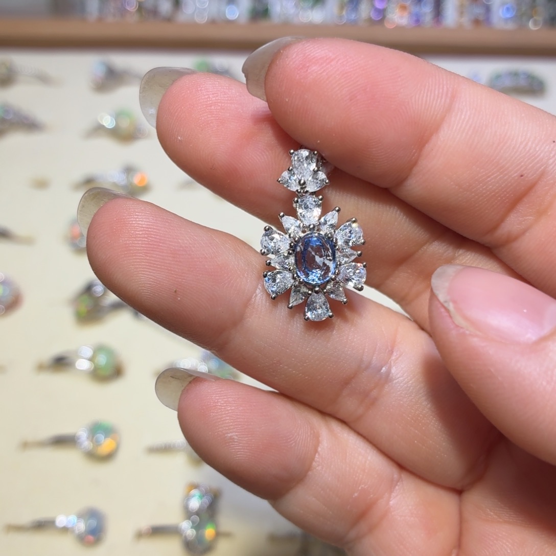 蓝宝石银S925镶嵌颈饰抖音基地质检