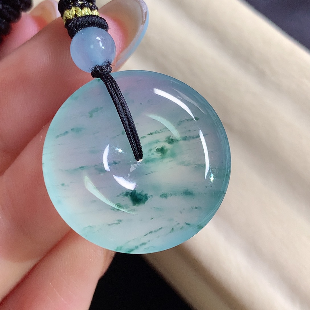 大***头翡翠未镶嵌颈饰扣子