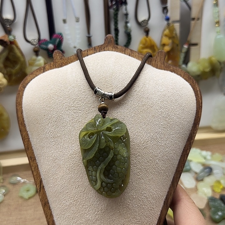 岫玉合金颈饰葡萄