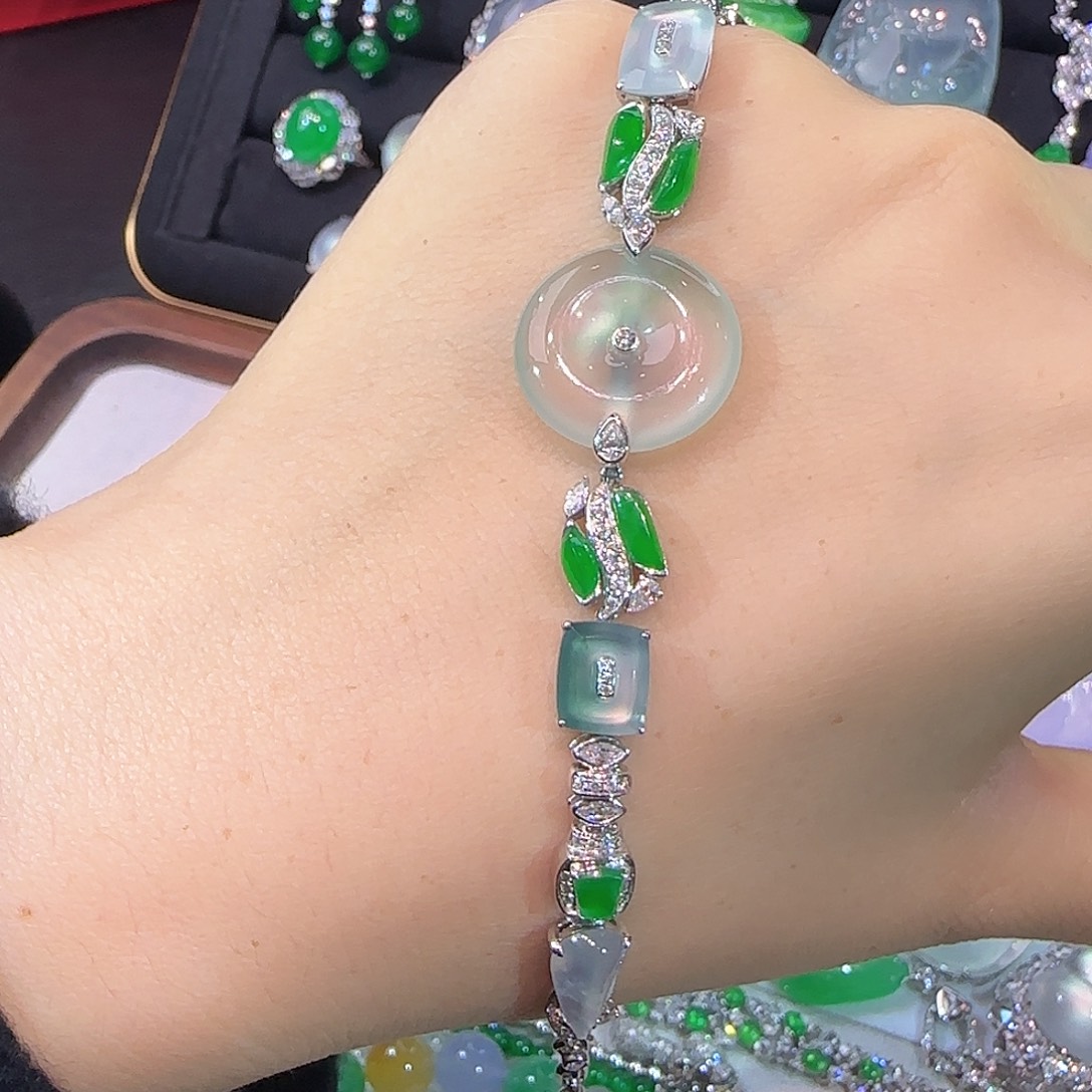 翡翠18K金镶嵌戒指