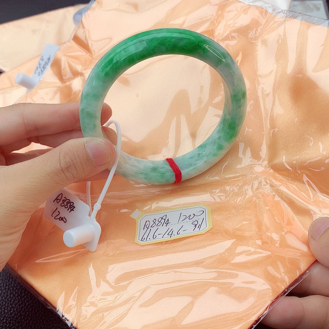 翡翠手镯未镶嵌翡翠