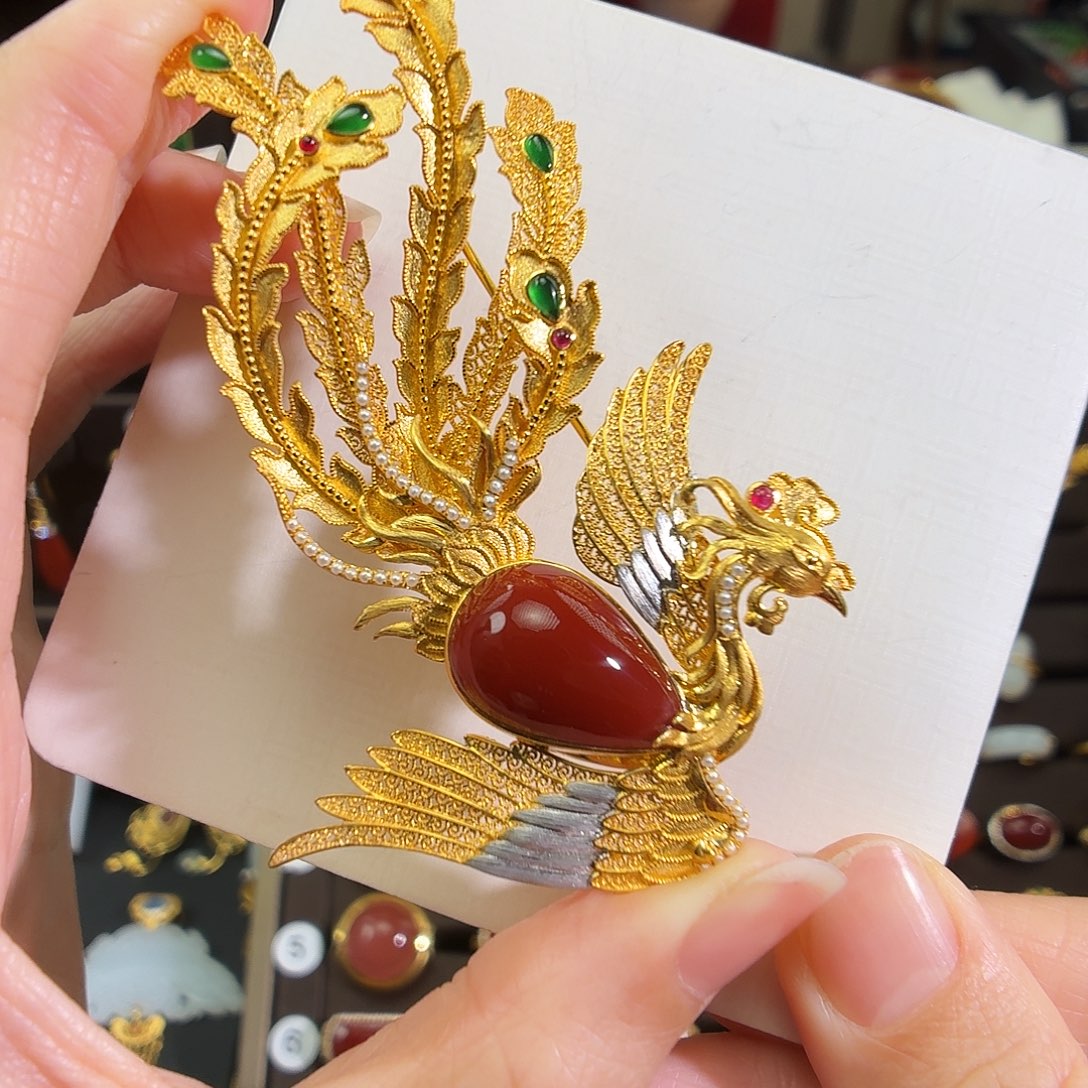 18K金镶嵌吊坠南红玛瑙