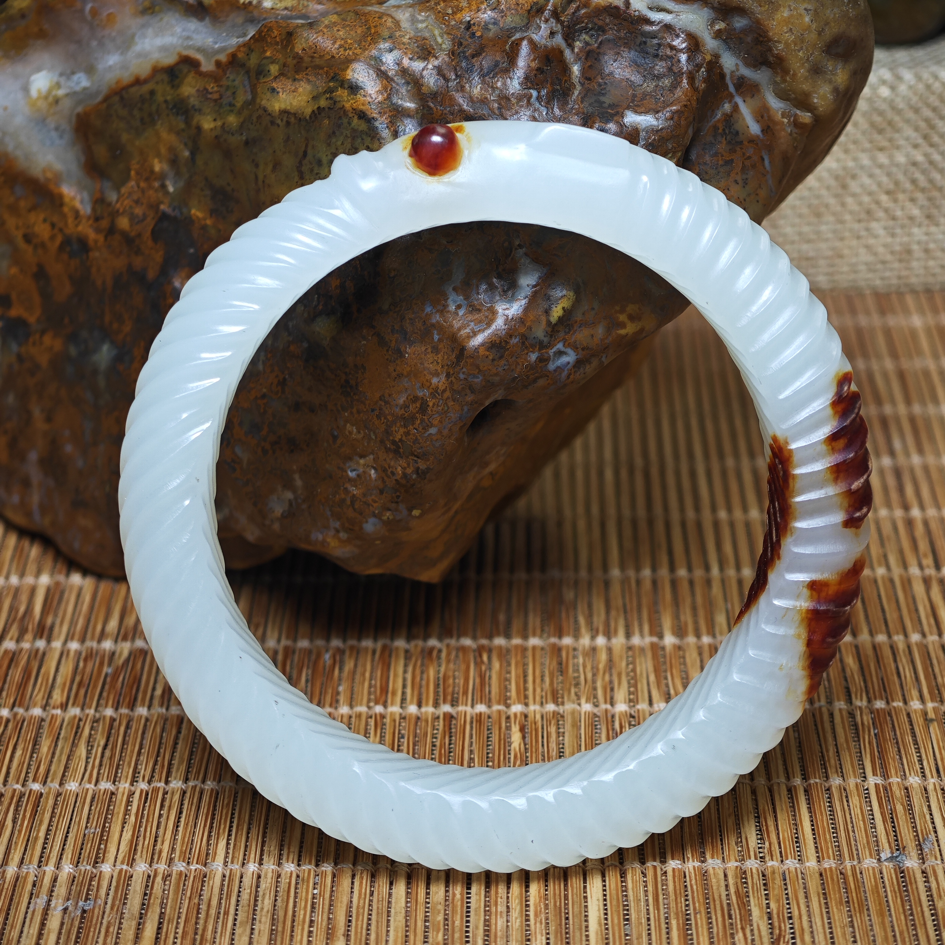 新疆和田玉仿古手镯，一级白，过眼过灯料。尺寸内径57毫米。