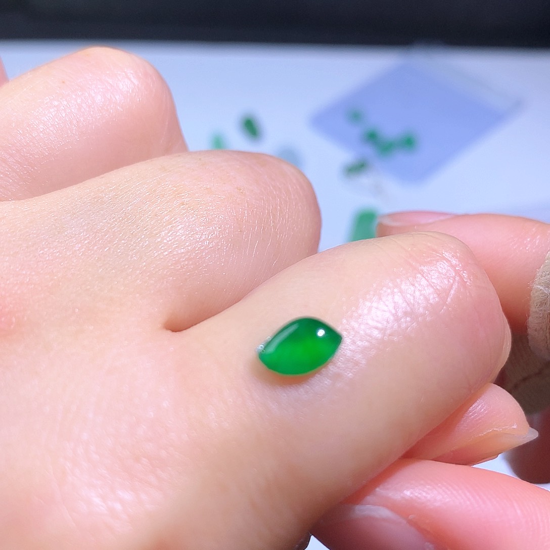 翡翠颈饰未镶嵌随形