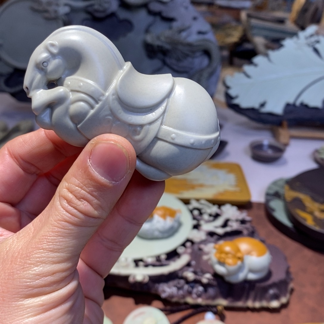 松花石金包玉唐马茶宠摆件