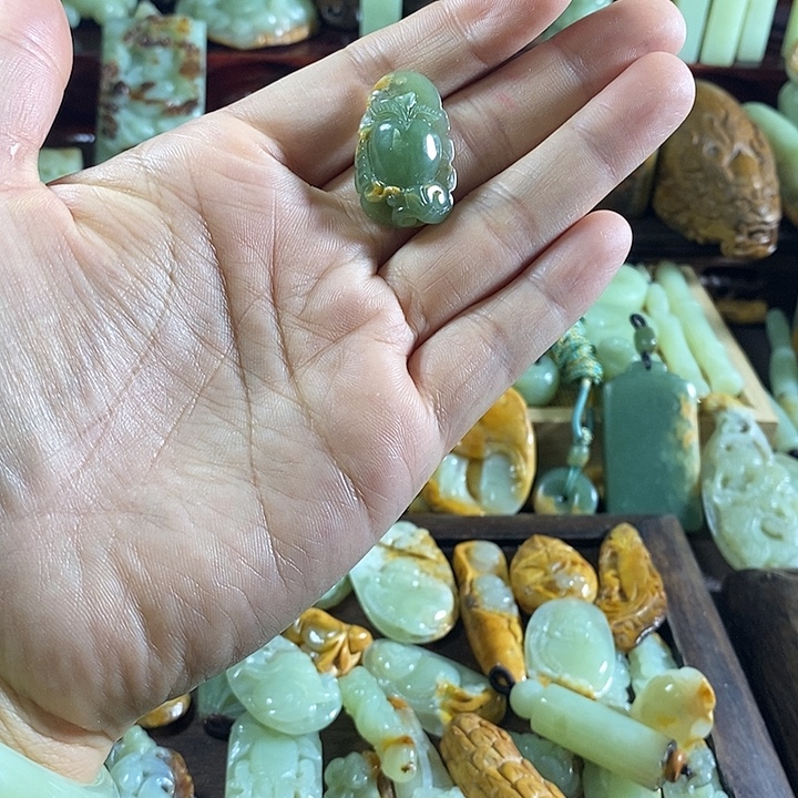 岫岩河磨玉（透闪石质玉）未镶嵌颈饰