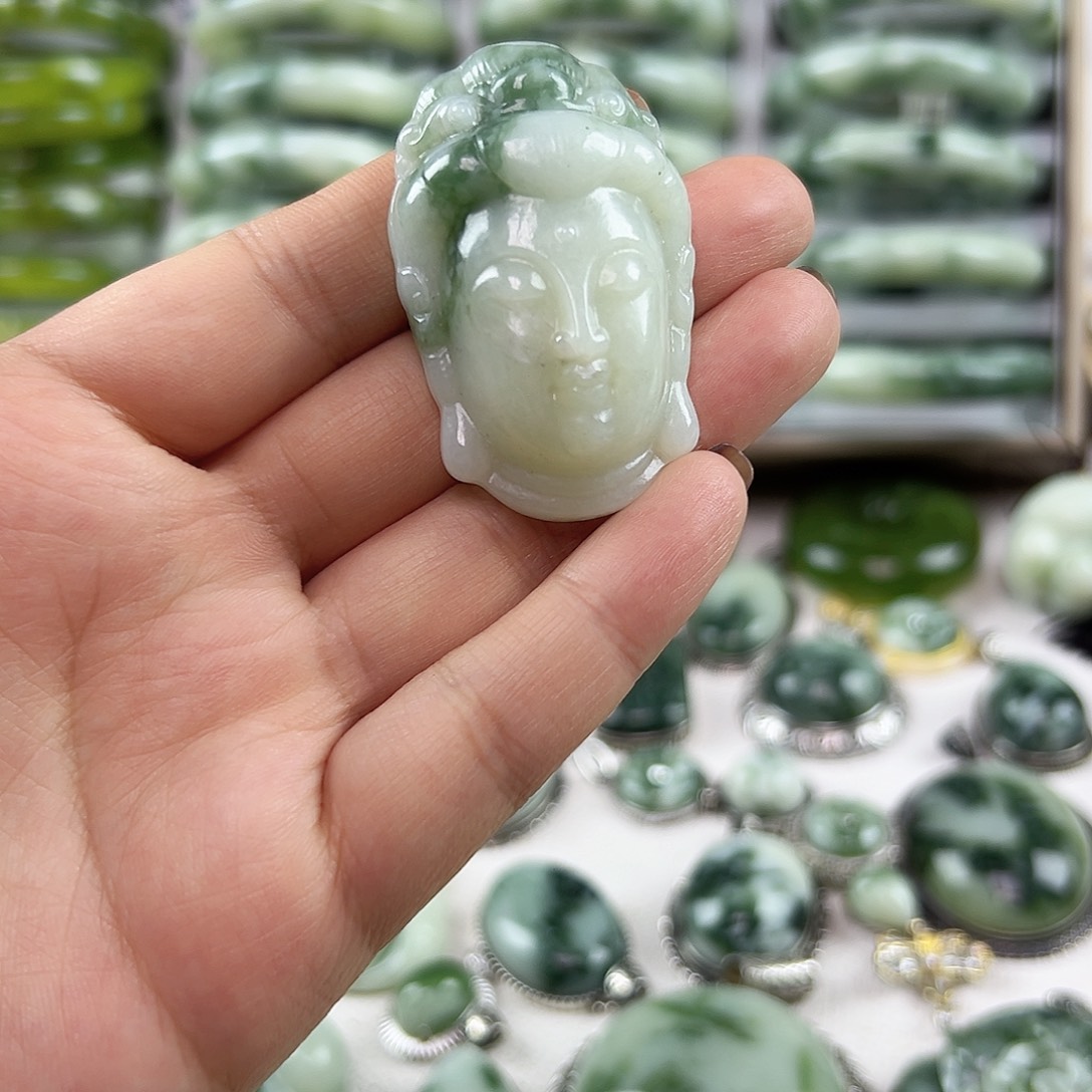 蛇纹石玉未镶嵌颈饰