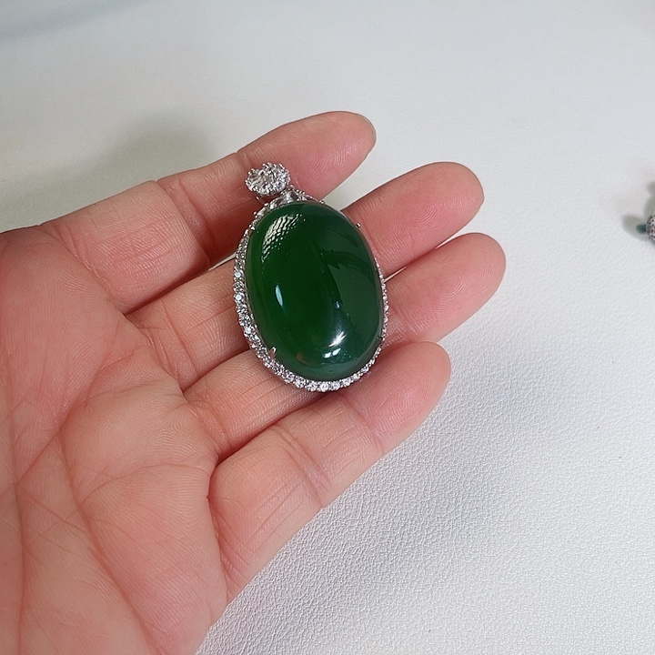 翡翠颈饰未镶嵌翡翠吊坠