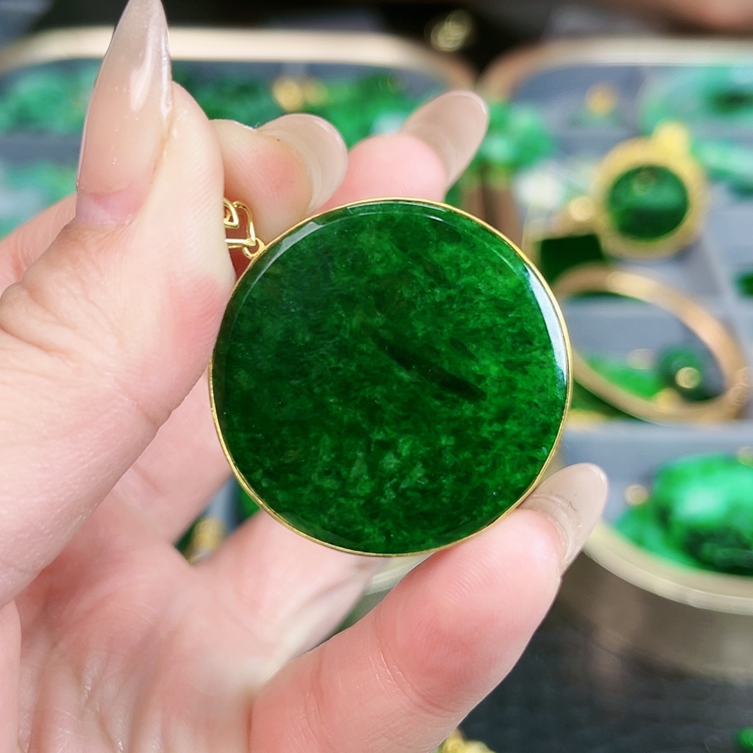 翡翠颈饰18K金镶嵌吊坠