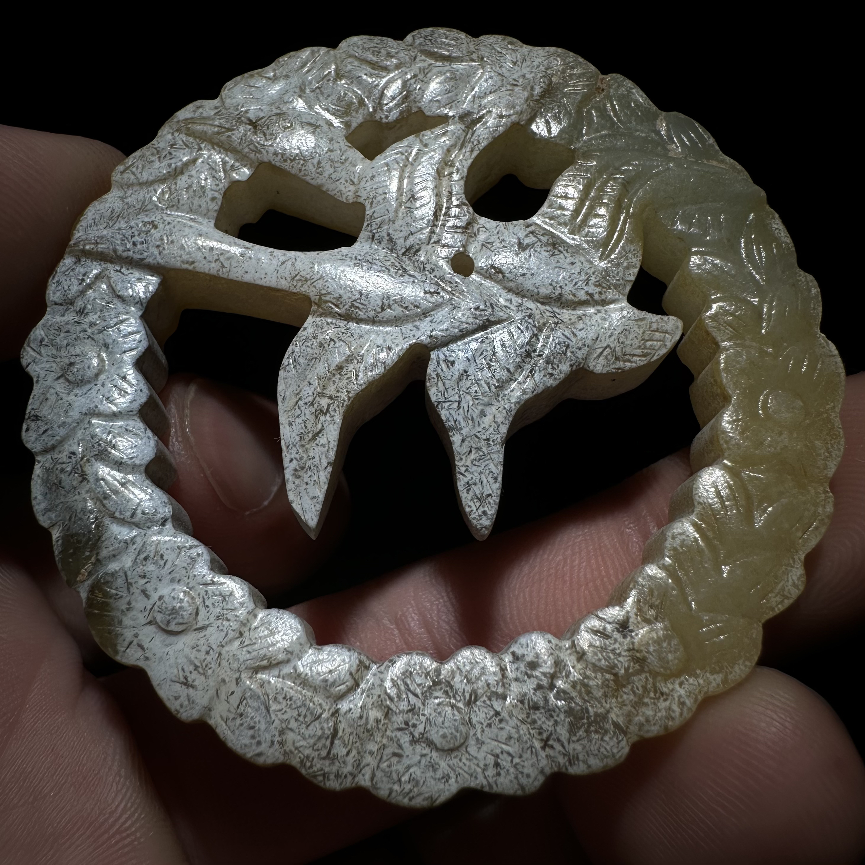 和田玉双燕镂空玉佩