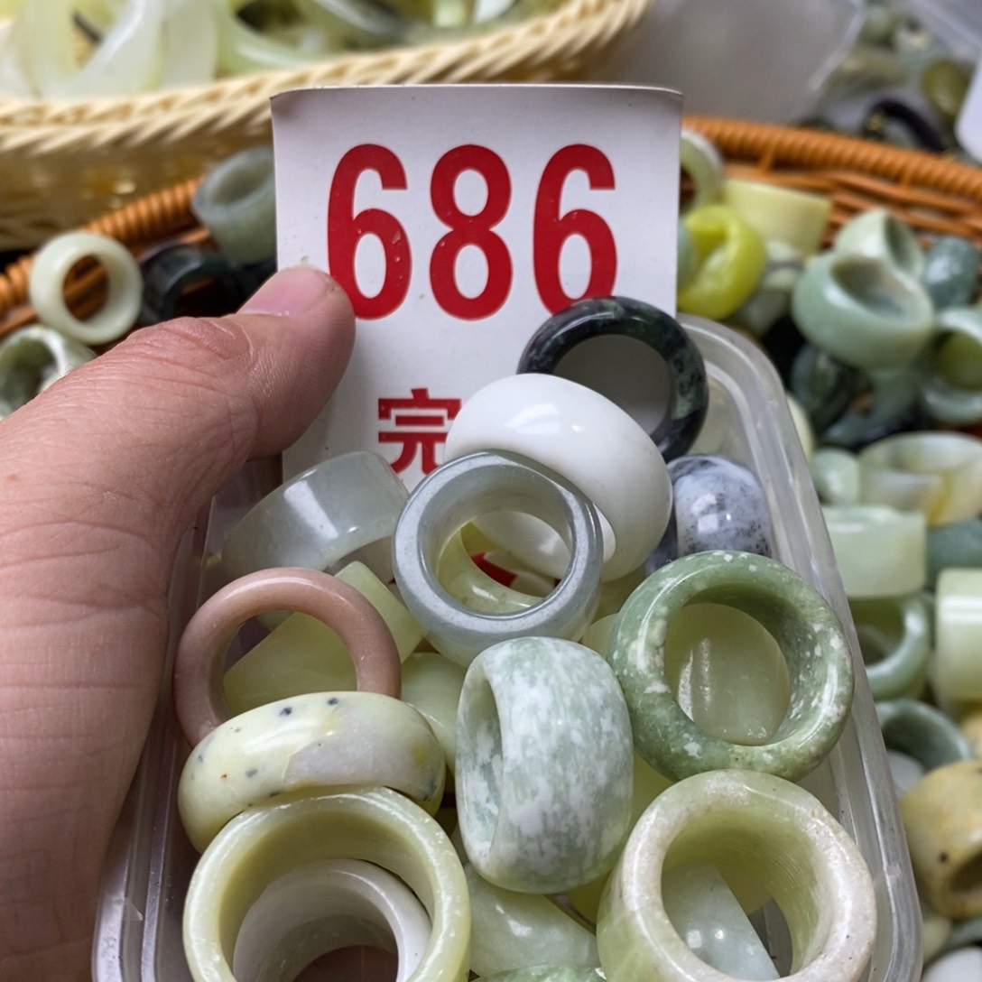 蛇纹石玉挂坠未镶嵌