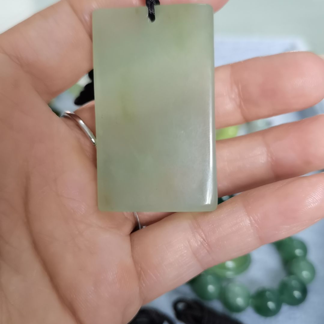 未镶嵌蛇纹石玉吊坠