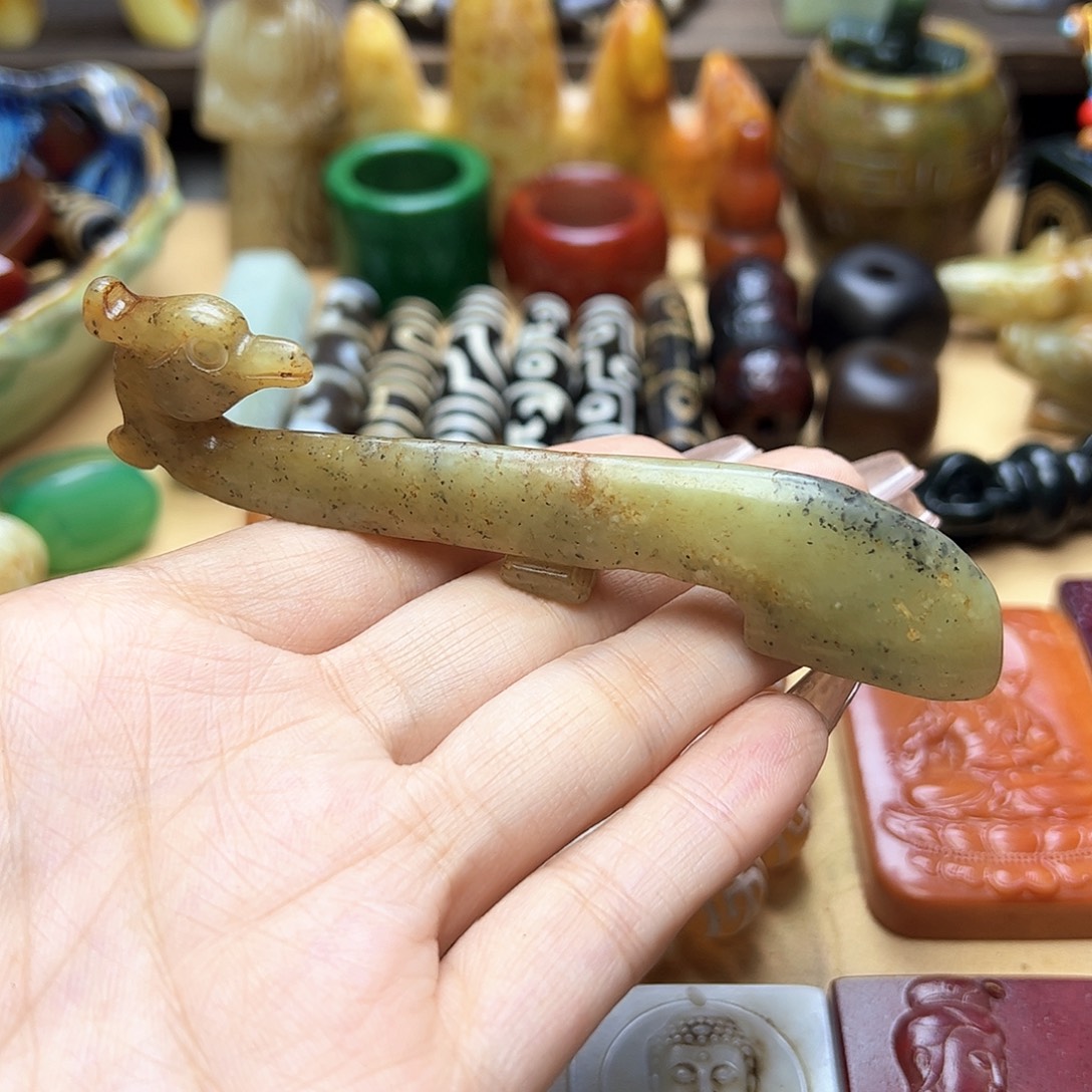 蛇纹石玉未镶嵌颈饰