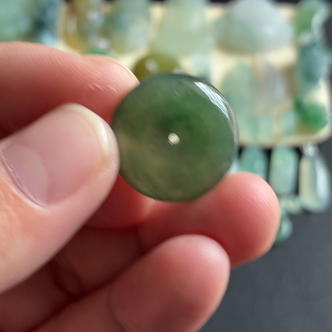 翡翠未镶嵌颈饰平安扣