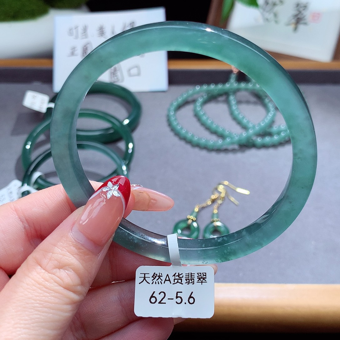 翡翠手镯（圆镯）未镶嵌
