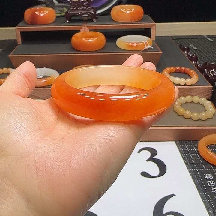 坦***然石英质玉（黄龙玉）合金手镯