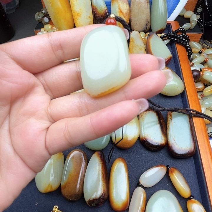 和田玉未镶嵌颈饰