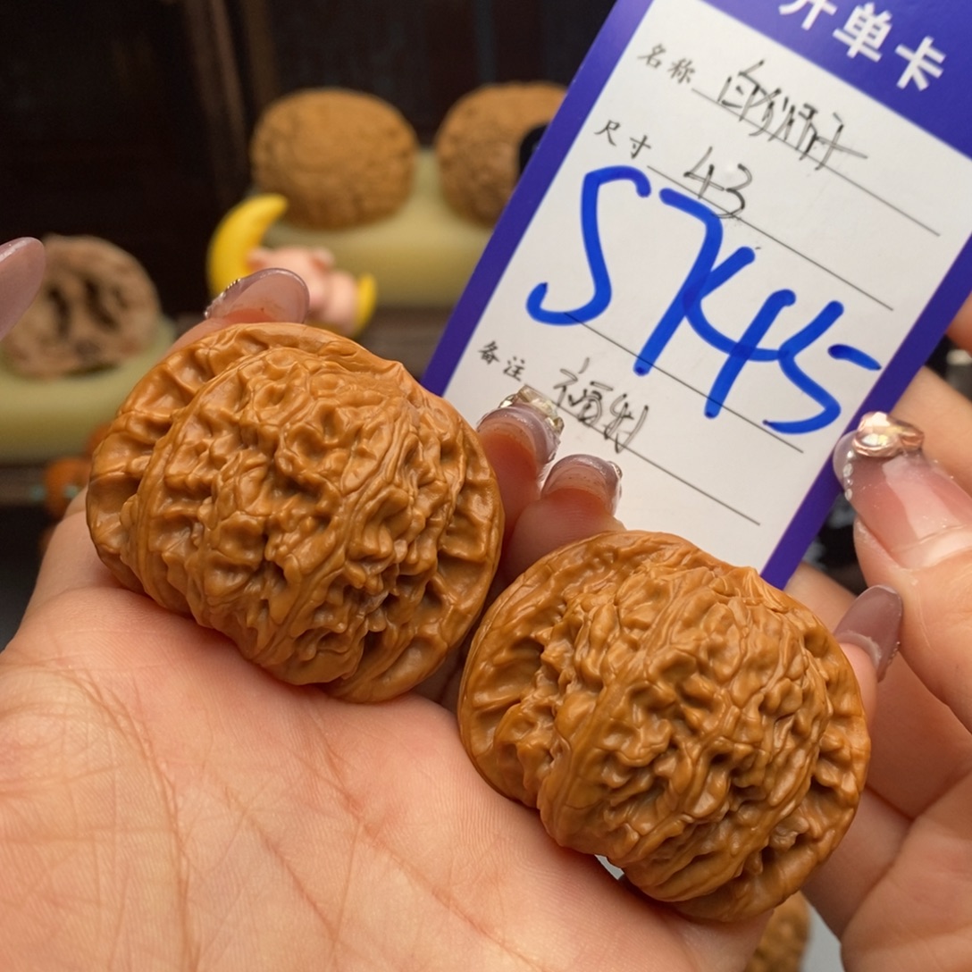 文玩核桃吊坠白狮子