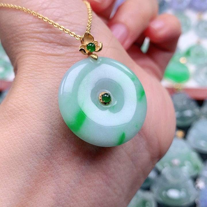 翡翠吊坠(不含链)18K金镶嵌韦**姐