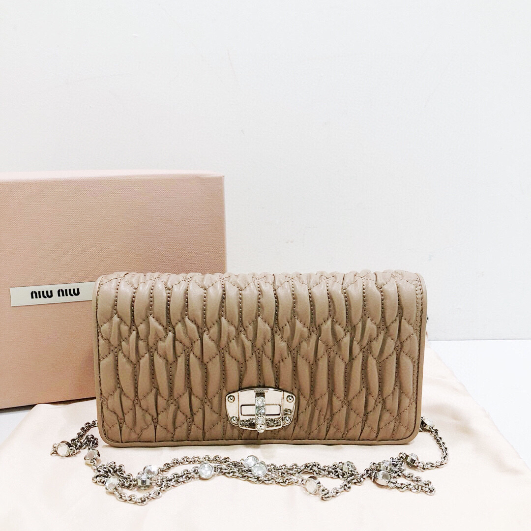 95新 MIU MIU/缪缪 全皮褶皱粉银宝石链条单肩斜挎包