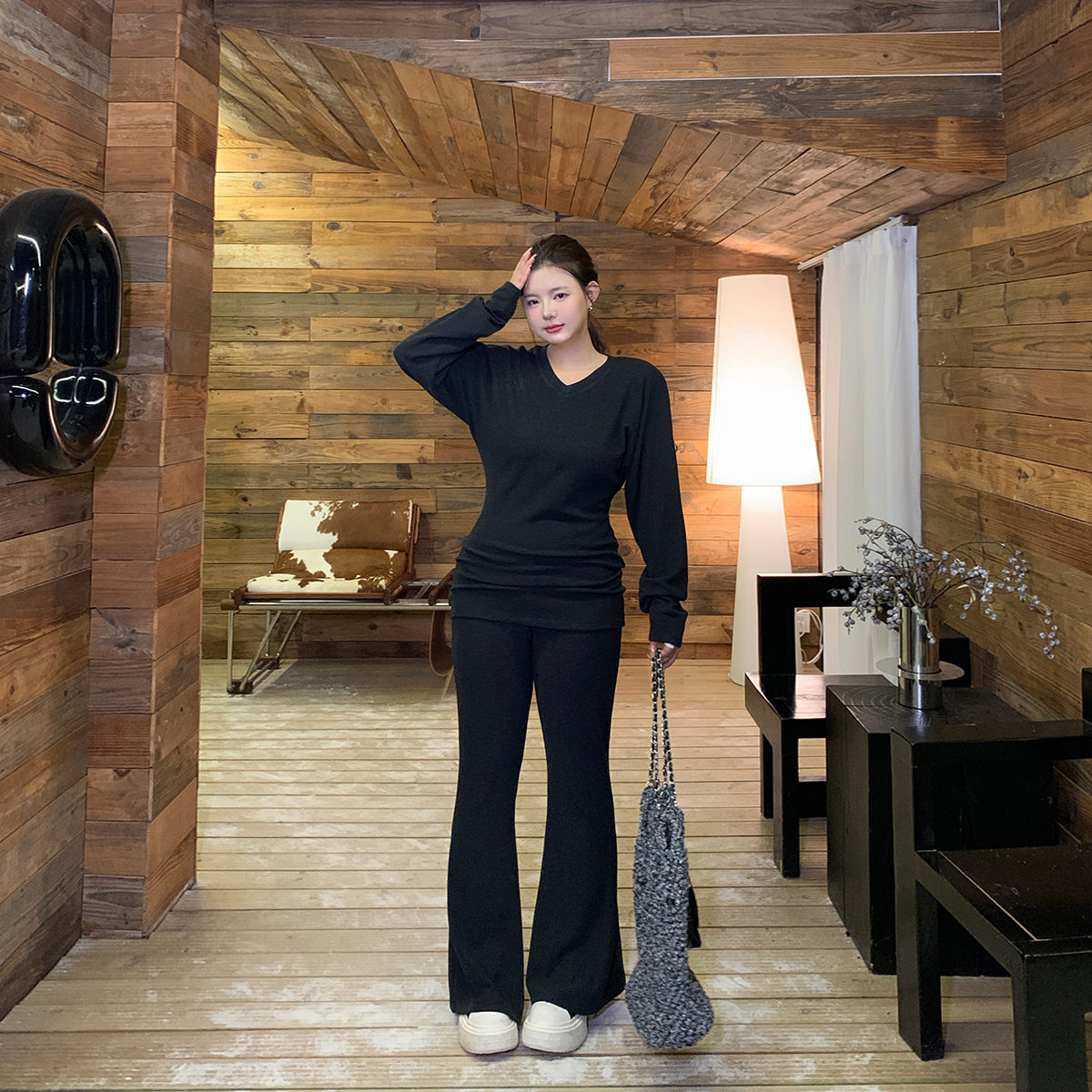 王葡萄【棕领雅韵】复古棕V领长袖加绒T恤女修身百搭打底上衣DM1381