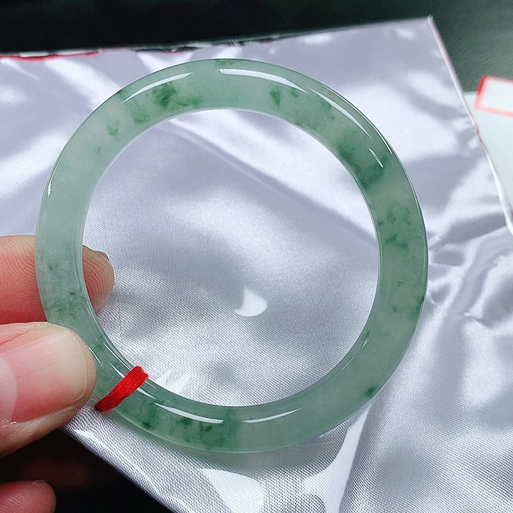 翡翠手镯未镶嵌翡翠手镯未镶嵌