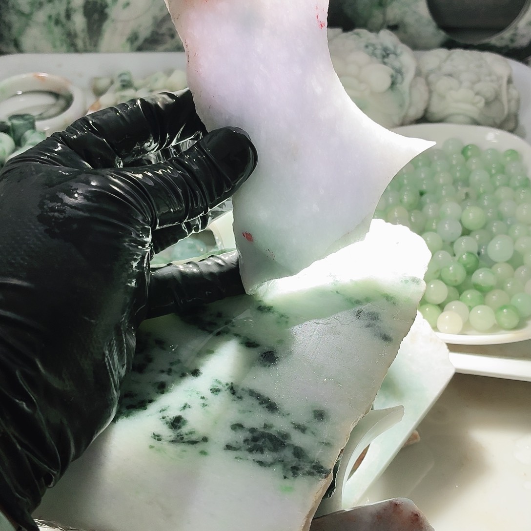 翡翠未镶嵌颈饰边角料