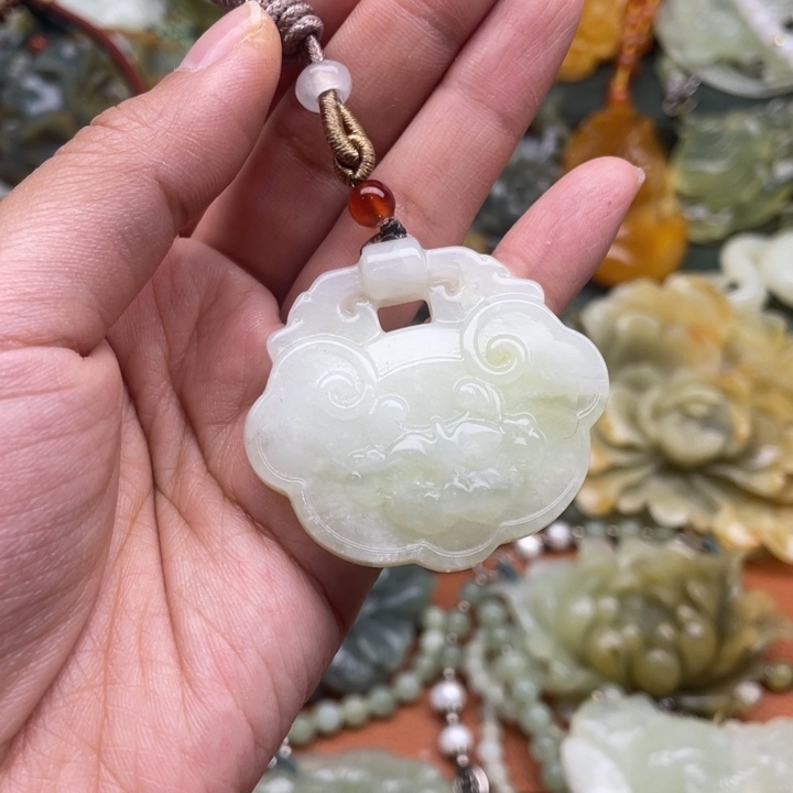 蛇纹石玉吊坠合金