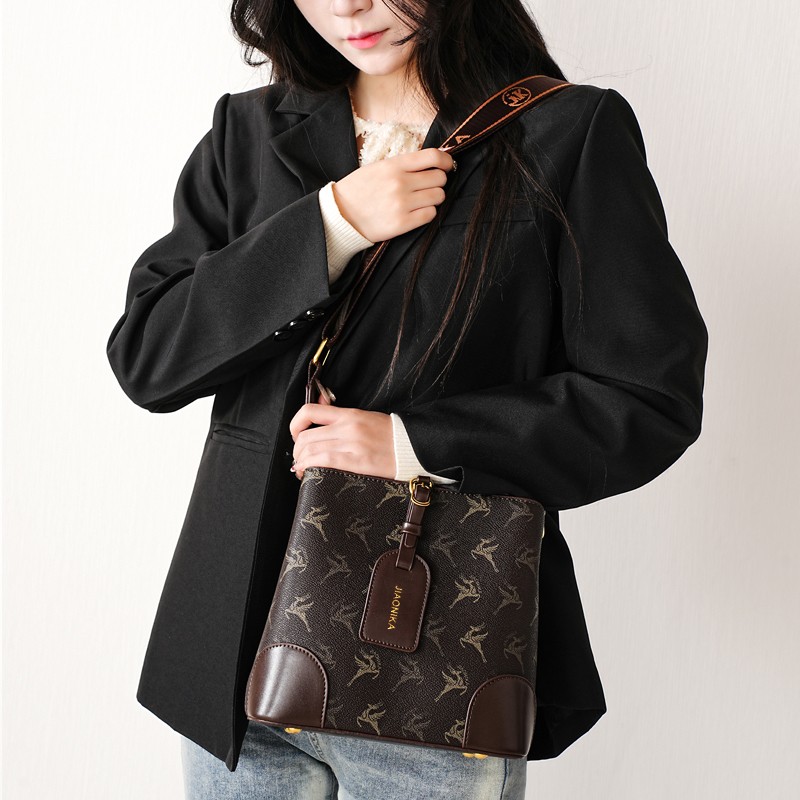 高级感轻奢单肩包女时尚水桶包百搭大容量潮流通勤手提斜挎包6203