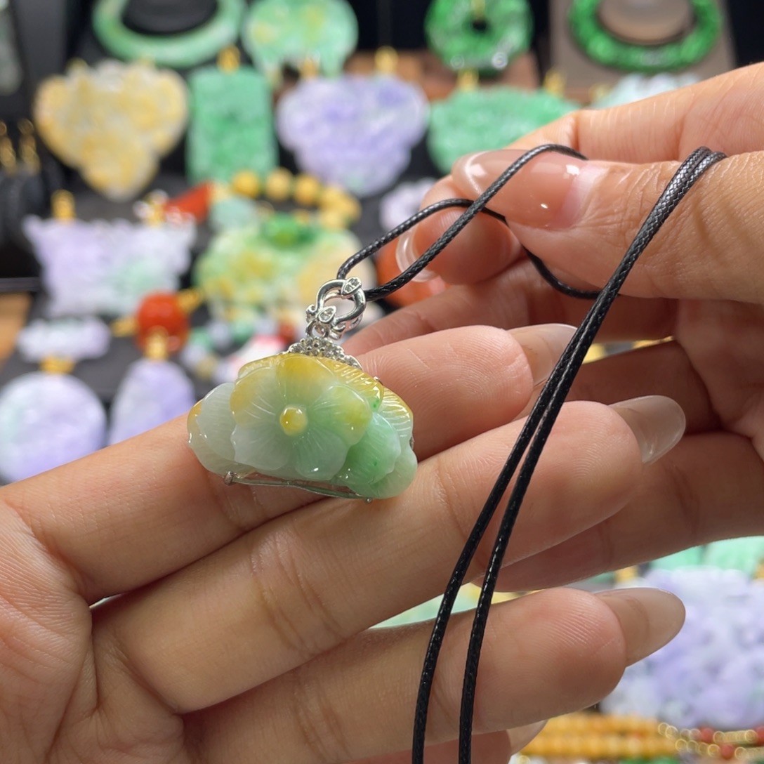 翡翠未镶嵌颈饰待编织