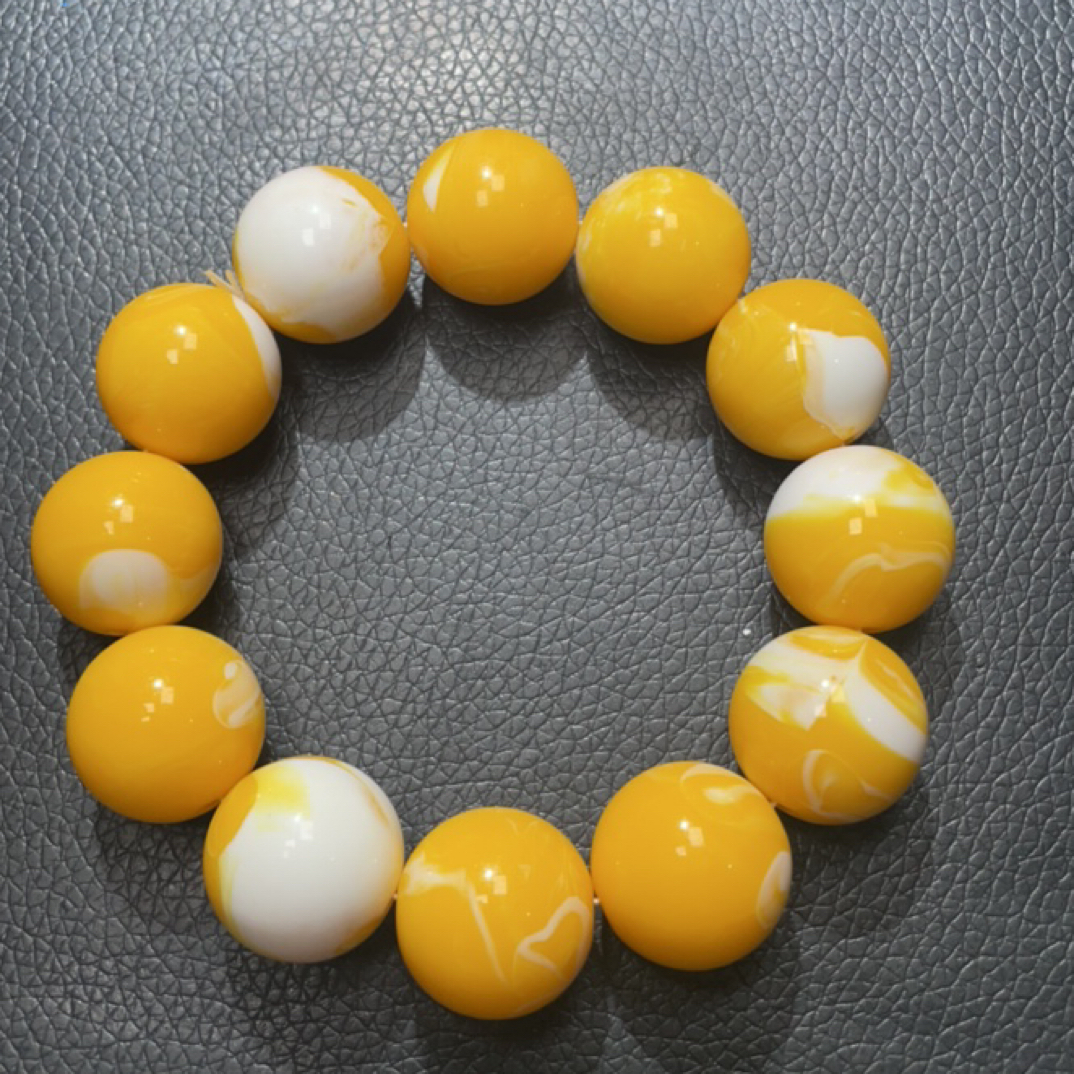  695  卡20鸡油黄手串