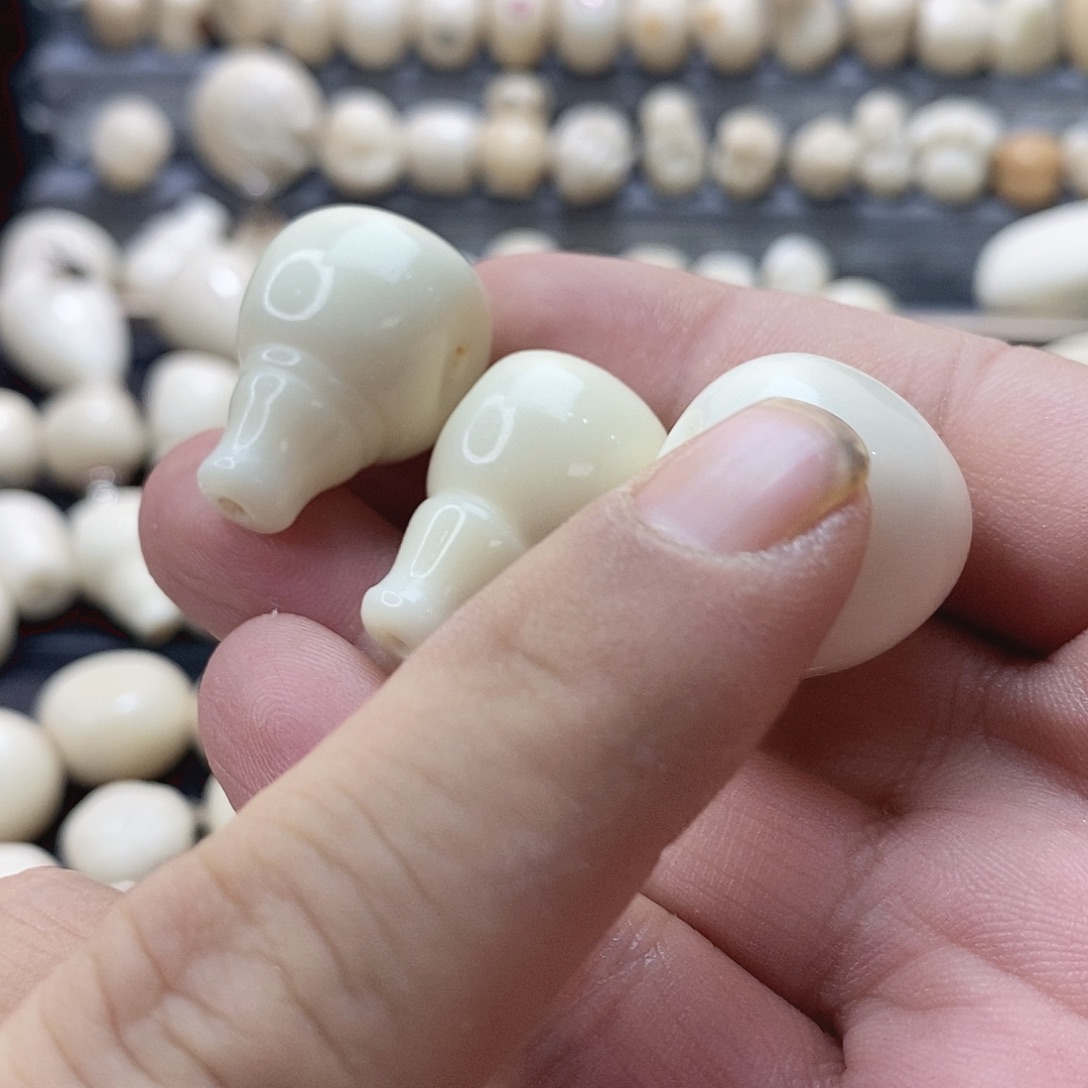 小***信吊坠菩提根/象牙果