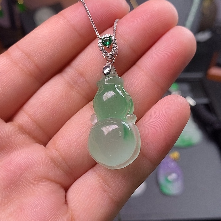 翡翠未镶嵌吊坠(赠链)
