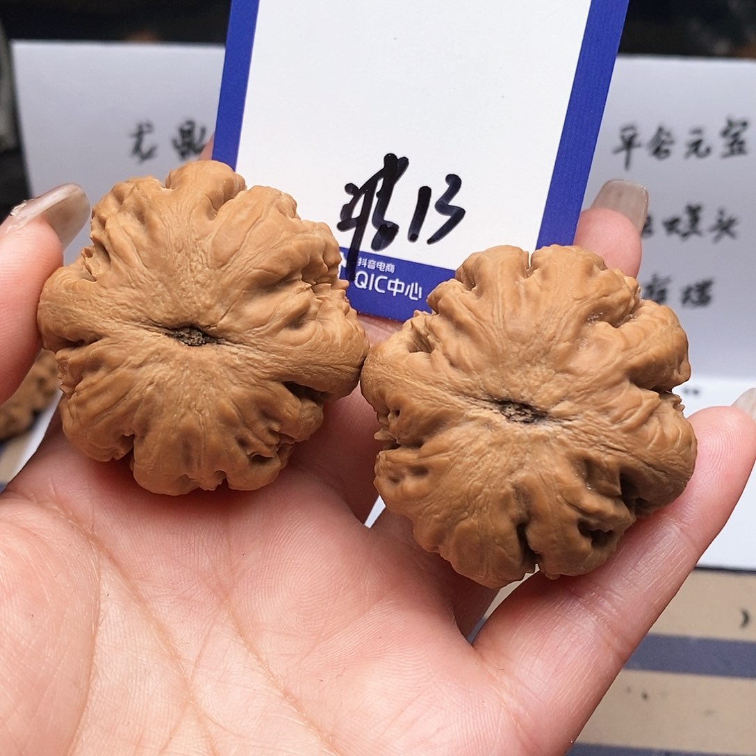 【闪购商品】文玩核桃把件风**吹文玩核桃把件13