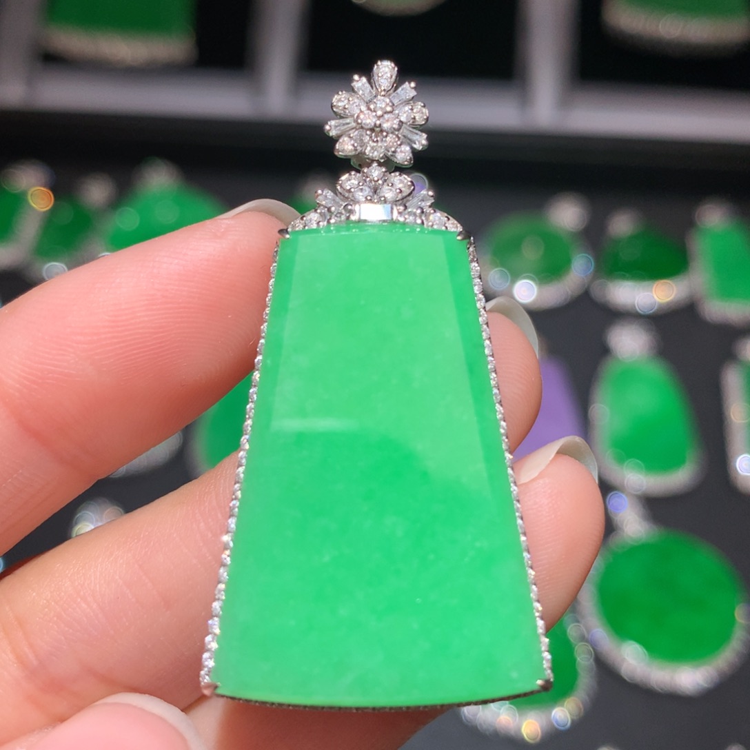 翡翠颈饰18K金镶嵌翡翠