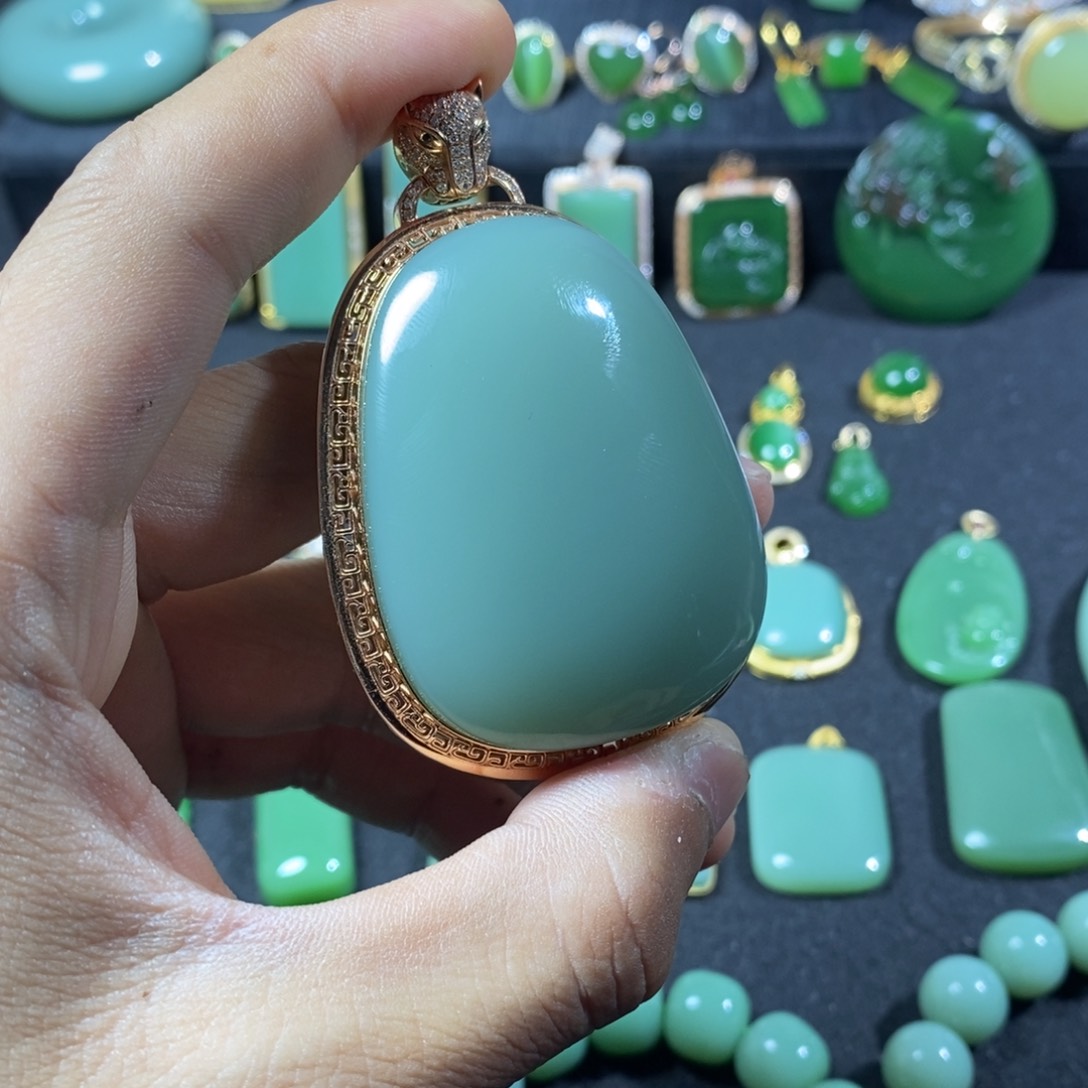 颈饰18K金镶嵌和田玉（碧玉）