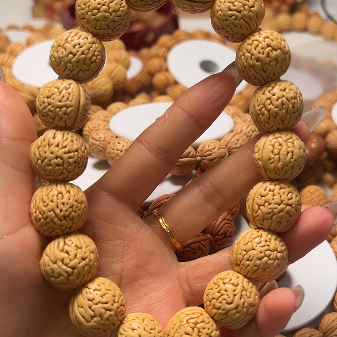 桃核吊坠一道筋手持