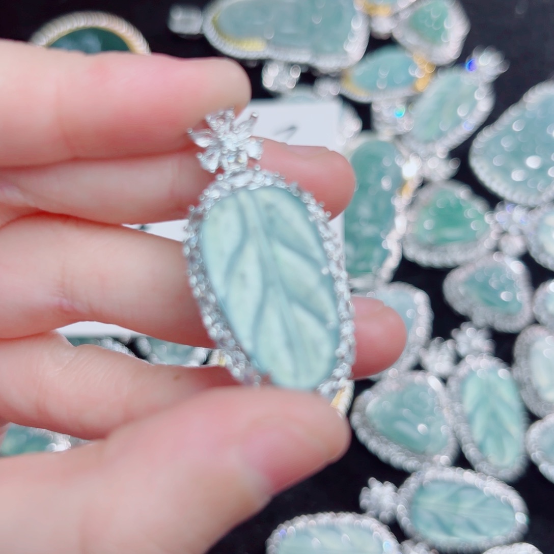 翡翠颈饰未镶嵌叶子