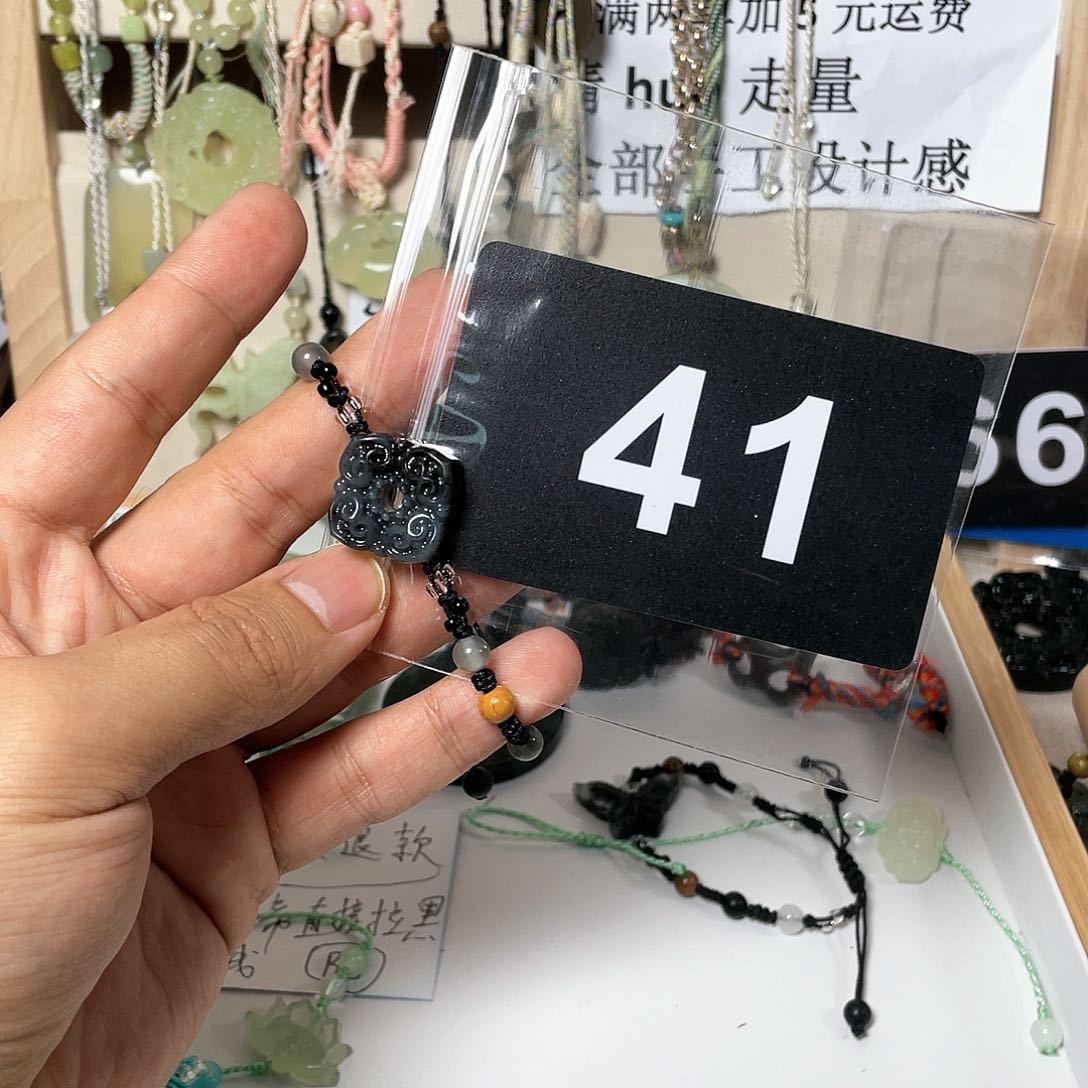 蛇纹石玉颈饰合金