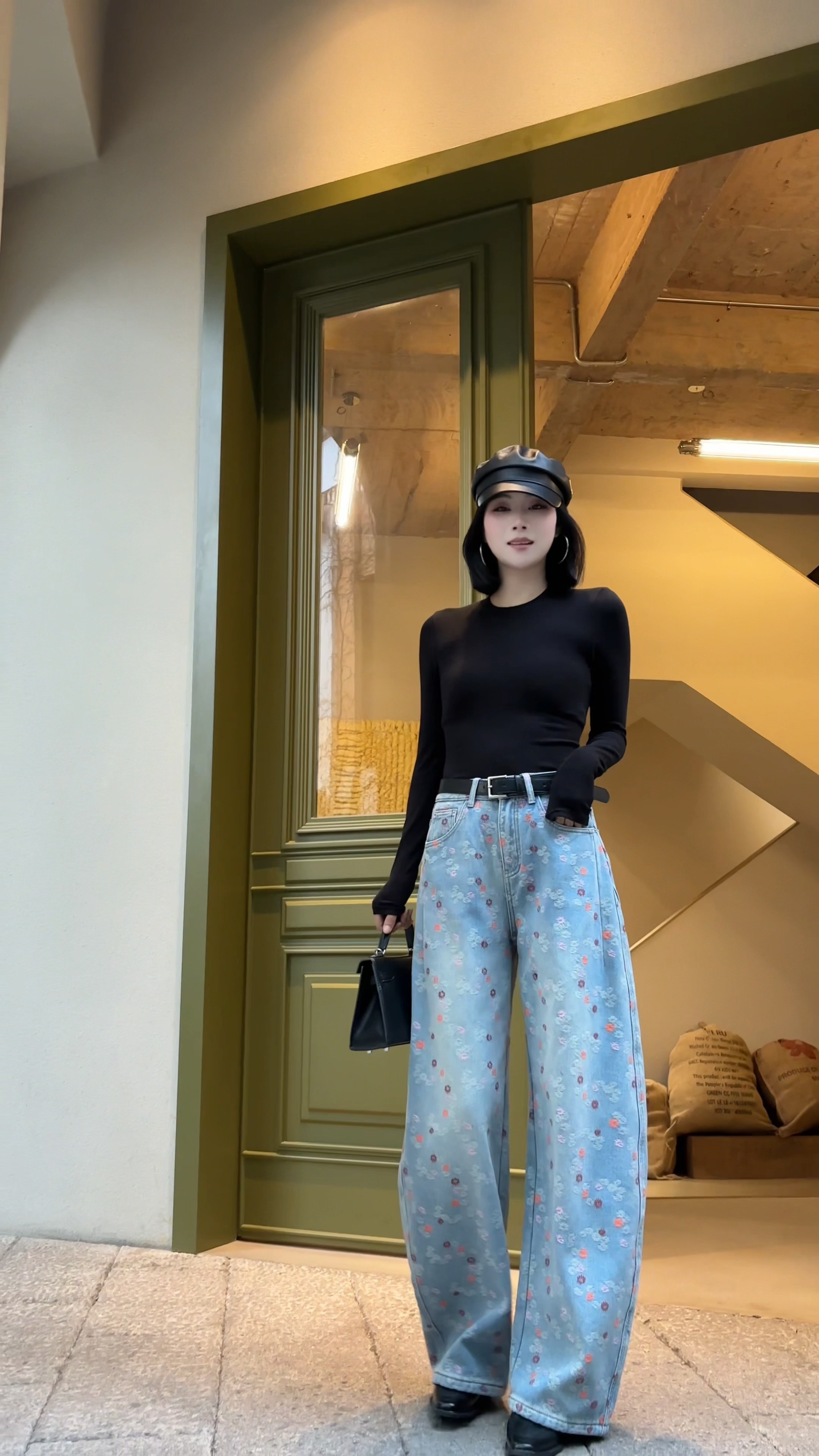Laimi徕米2025秋冬女装新款刺绣小花弯刀牛仔裤中高腰百搭时尚