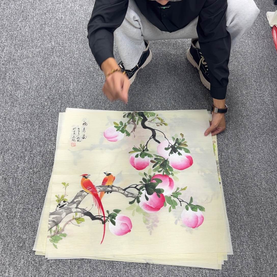 国画卖字画的小男孩