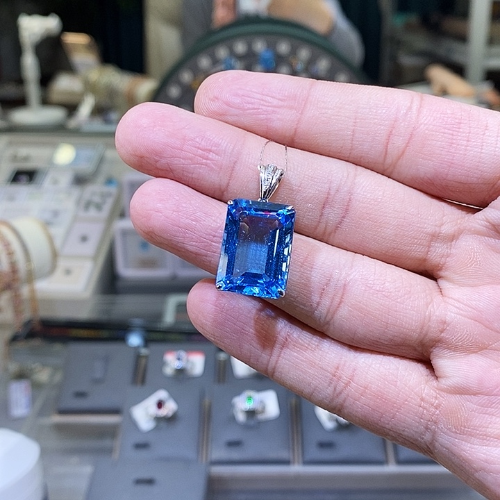 托帕石颈饰18K金镶嵌天然托帕石吊坠18.1ct