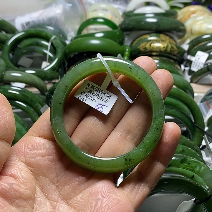 和田玉（碧玉）手镯未镶嵌正圈浅苹果绿55口径有瑕