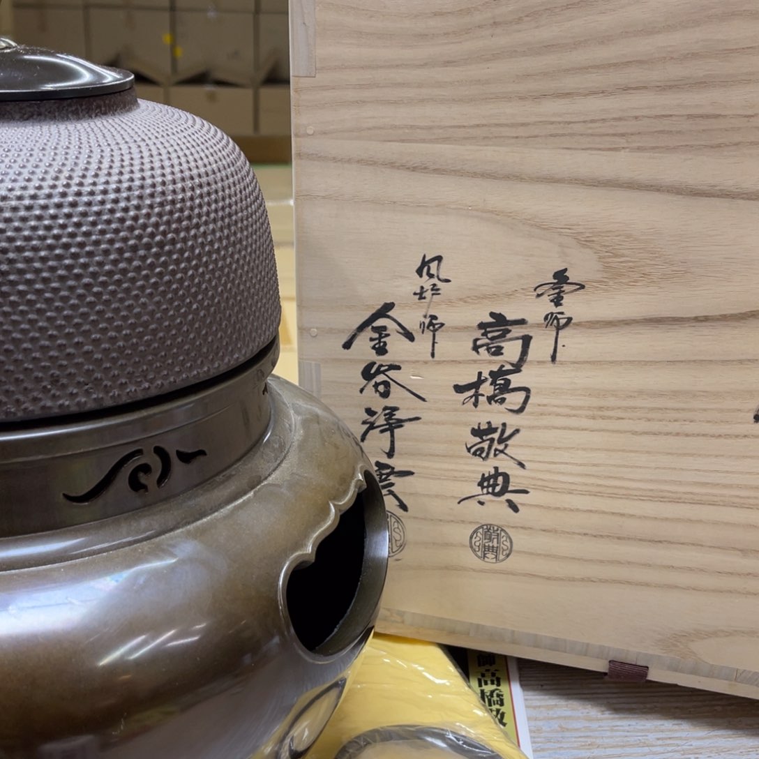 瓷片密密麻麻地排列着一个大