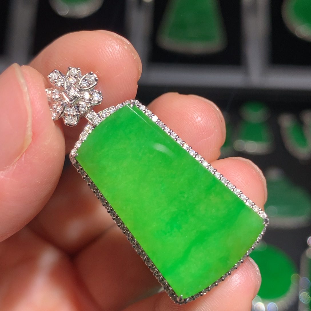 翡翠颈饰18K金镶嵌翡翠