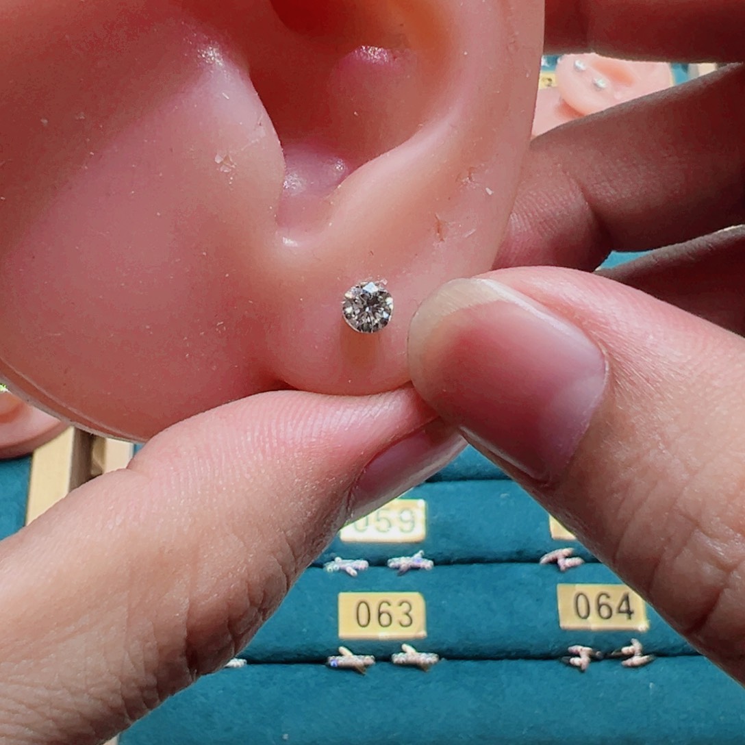 钻石耳饰18K金镶嵌一****。无边镶耳钉螺丝款K白