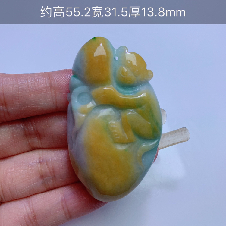 天然翡翠黄加绿灵猴献桃吊坠一件