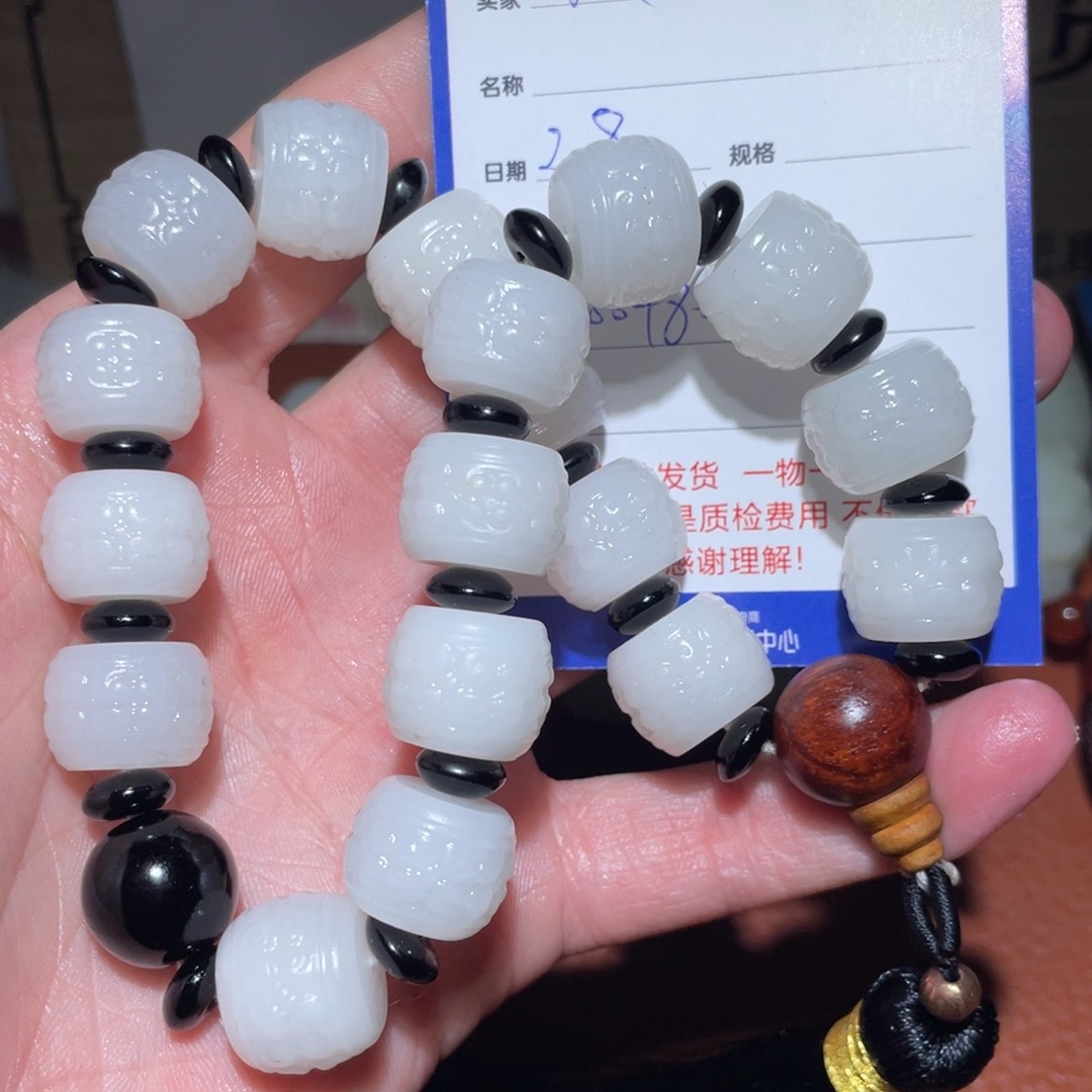 和田玉挂件未镶嵌小**点